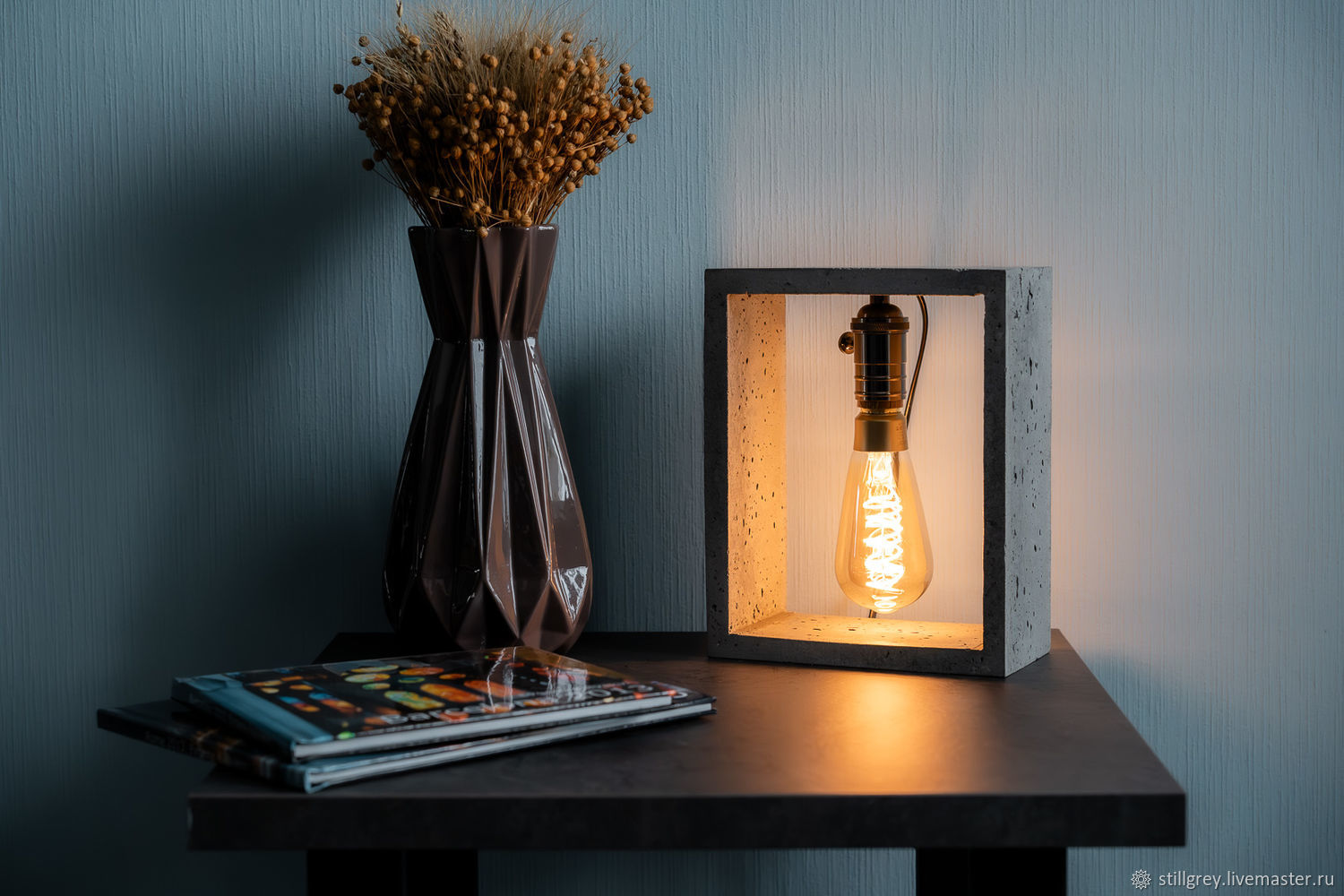 Необычный светильник для интерьера в стиле лофт из бетона и пластиковой бутылки