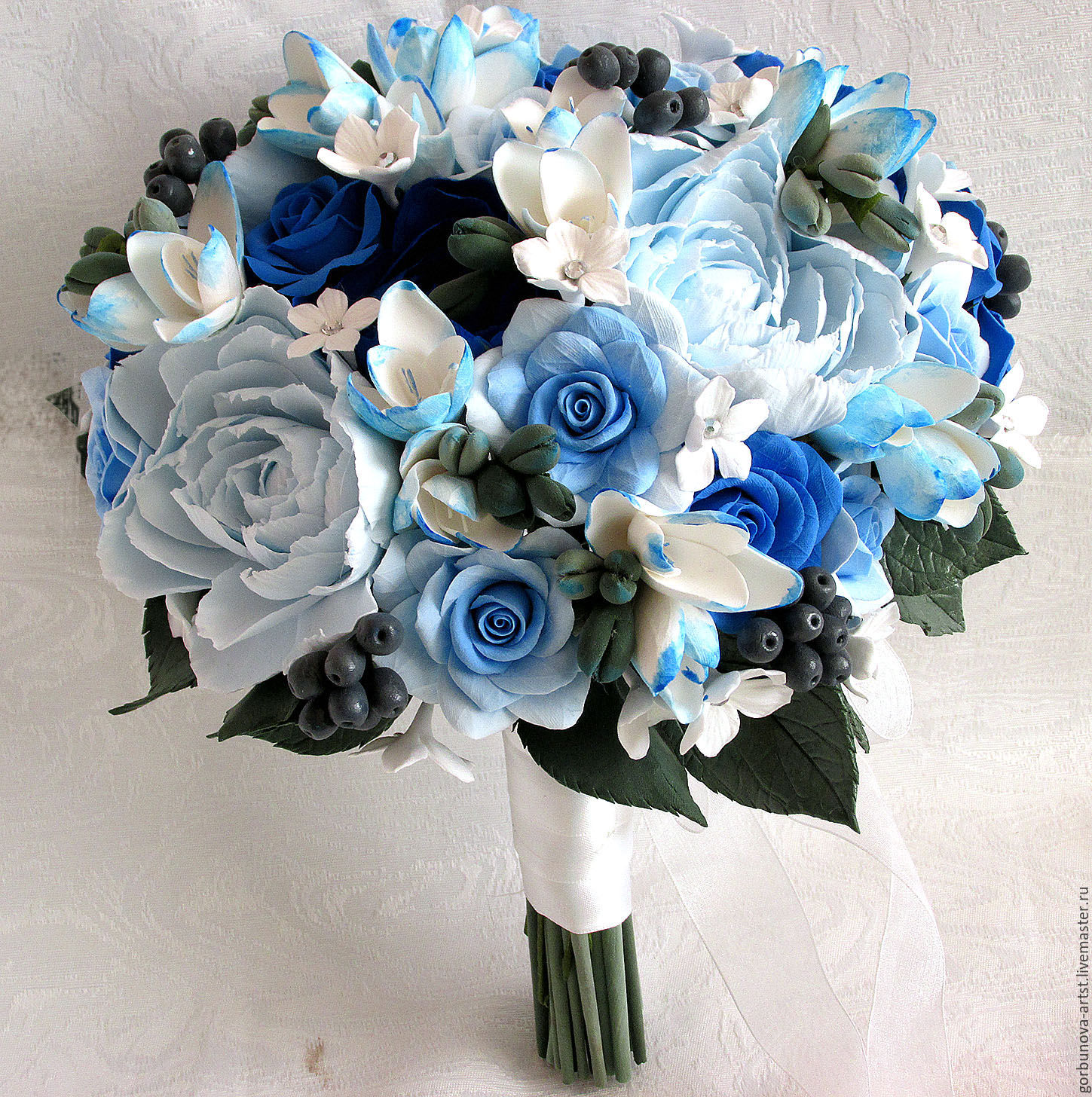Букет в синем цвете. Букет невесты "синий Ирис". Букет невесты белый с голубоватым. Букет невесты белый с синими цветамм. Букет "синий иней".