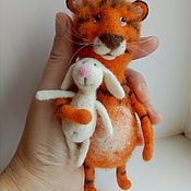 Куклы и игрушки ручной работы. Ярмарка Мастеров - ручная работа de fieltro de juguete: Tigre con conejo. Handmade.
