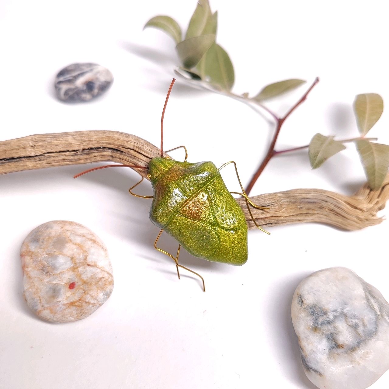 Маленький зеленый клоп. Green Shield Bug. Palomena Prasina (фигурка) в  интернет-магазине Ярмарка Мастеров по цене 425 ₽ – V1WP8RU | Статуэтки,  Москва ...