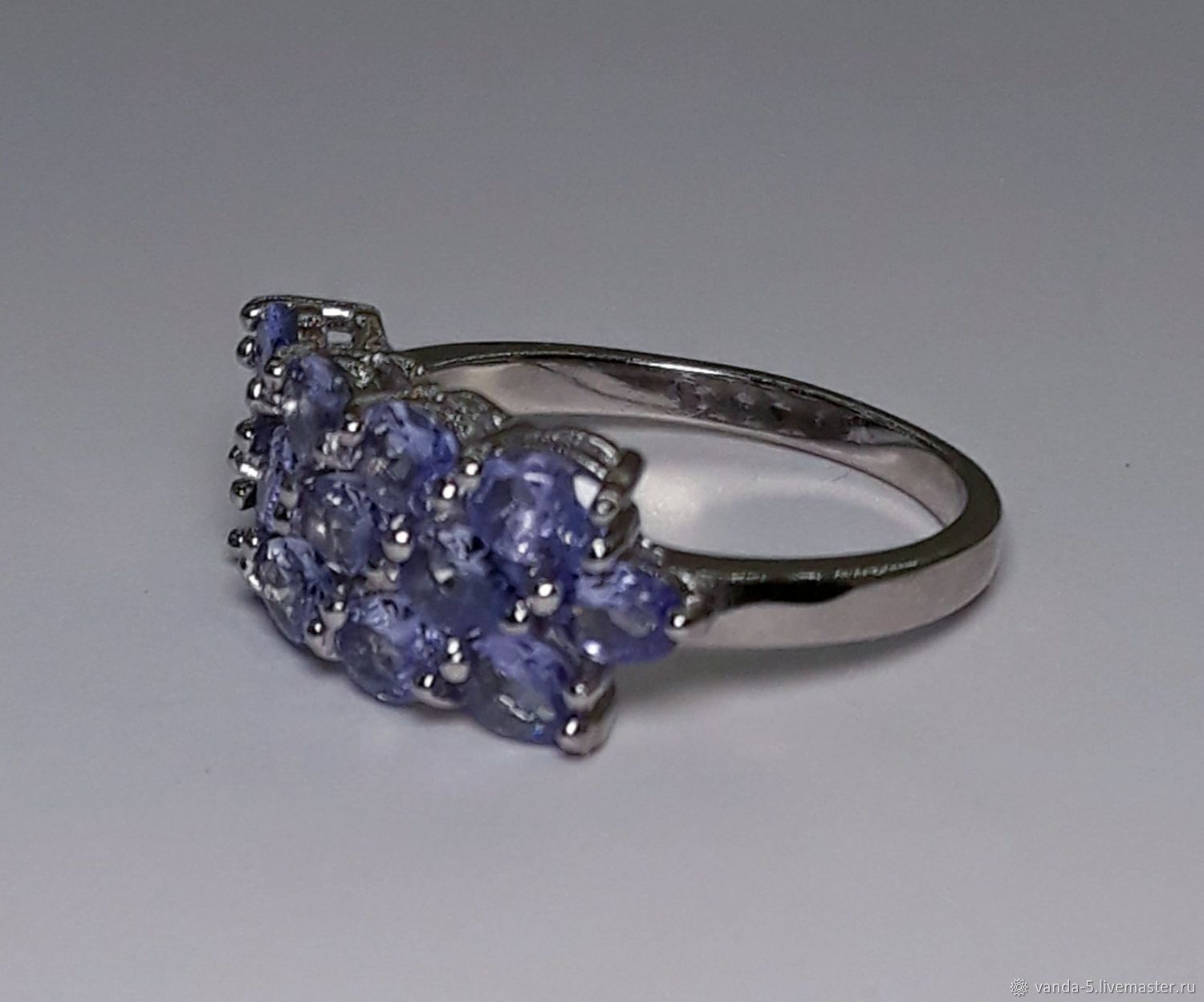 Кольцо с танзанитом в серебре. Кольцо из серебра с танзанитом. Серебряные серьги с танзанитами. Серьги с танзанитами трилон. Перстень с танзанитом.