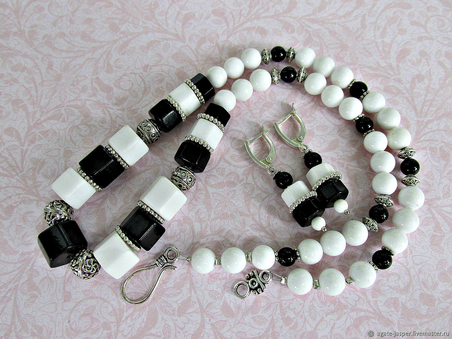 Браслет говлит чёрный агат аметист. Черно белые бусины. Черно белые бусины. Черно белые бусины. Черно-белое колье из бусин.
