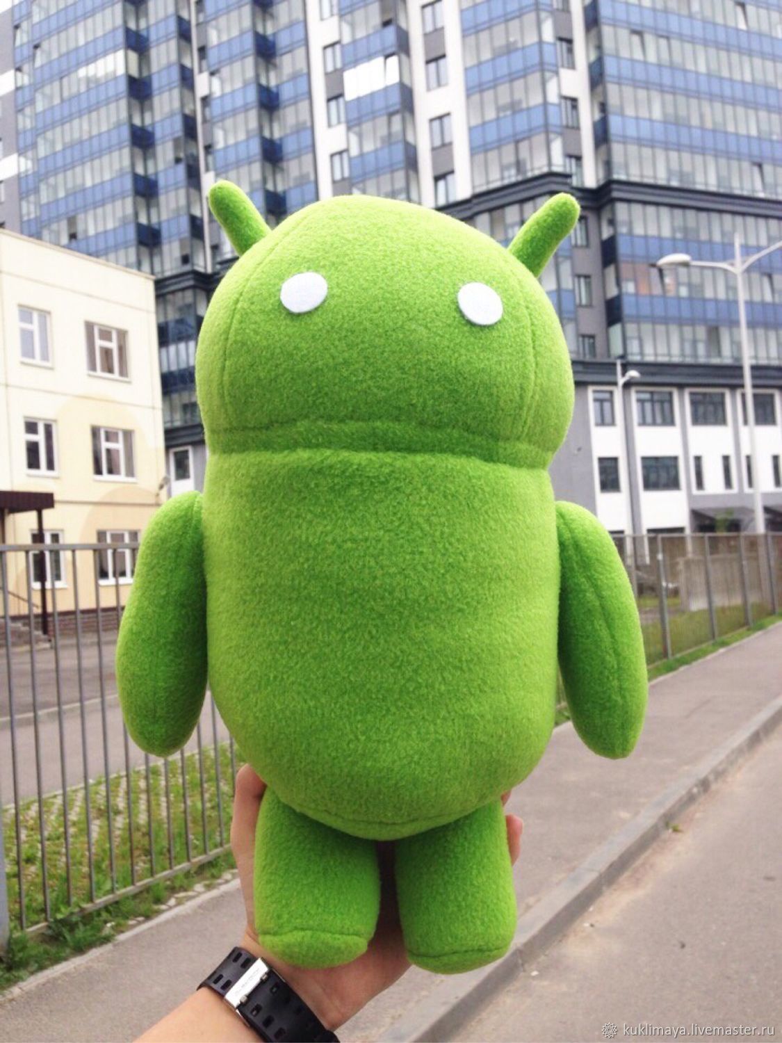 Toy android. Мягкая игрушка андроид. Огромные мягкие игрушки. Android игрушка зеленый. Игрушка андроид большой.