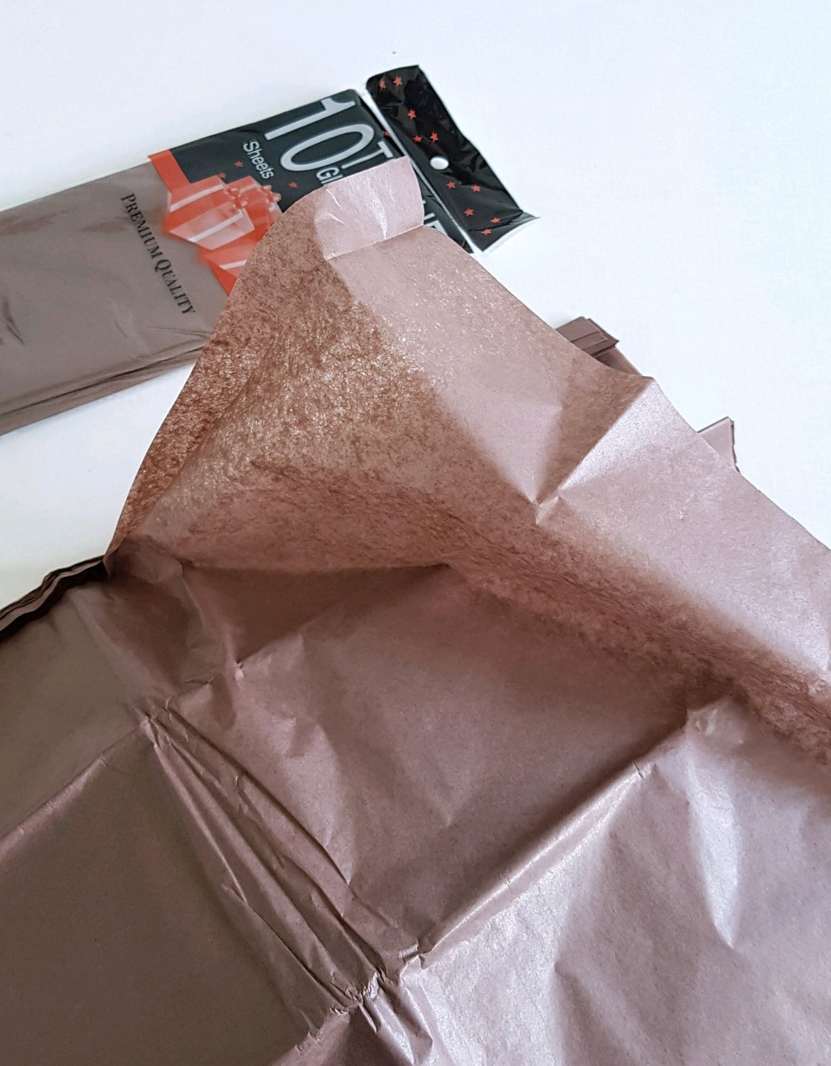 Как упаковывать в бумагу тишью. Красивая упаковка подарков. Упаковка цветов в бумагу. Бумага тишью для упаковки цветов. Как упаковывать в бумагу тишью.