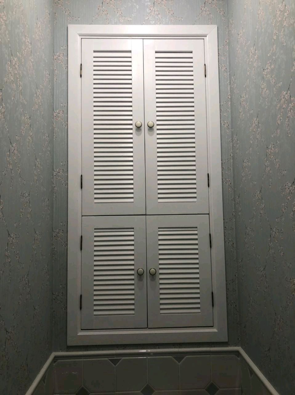 Шкаф в туалете реечный