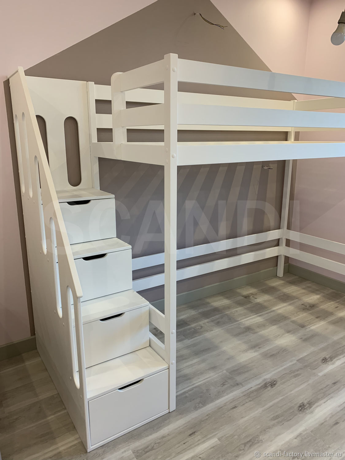 Кровать чердак с лестницей из ящиков