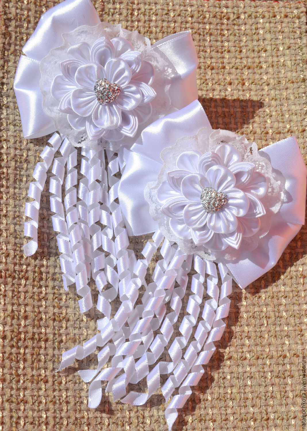 Белые банты из атласных лент. Банты из атласных лент 1 сентября. Белые банты из атласных лент. Школьные банты. Пышный бант.