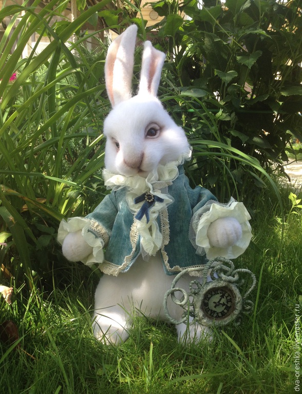 Rabbit doll. Мартовский кролик Алиса в стране чудес. Белый кролик Алиса в стране. Белый кролик из Алисы в стране чудес. Мартовский заяц из Алисы в стране чудес.