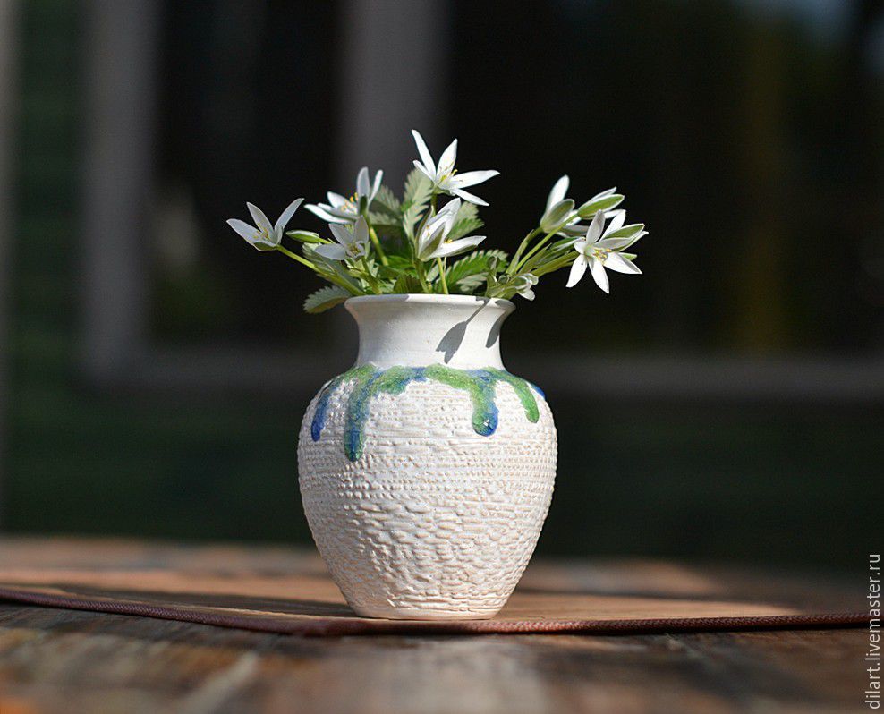 Керамическая белая ваза с сине-зеленым ожерельем