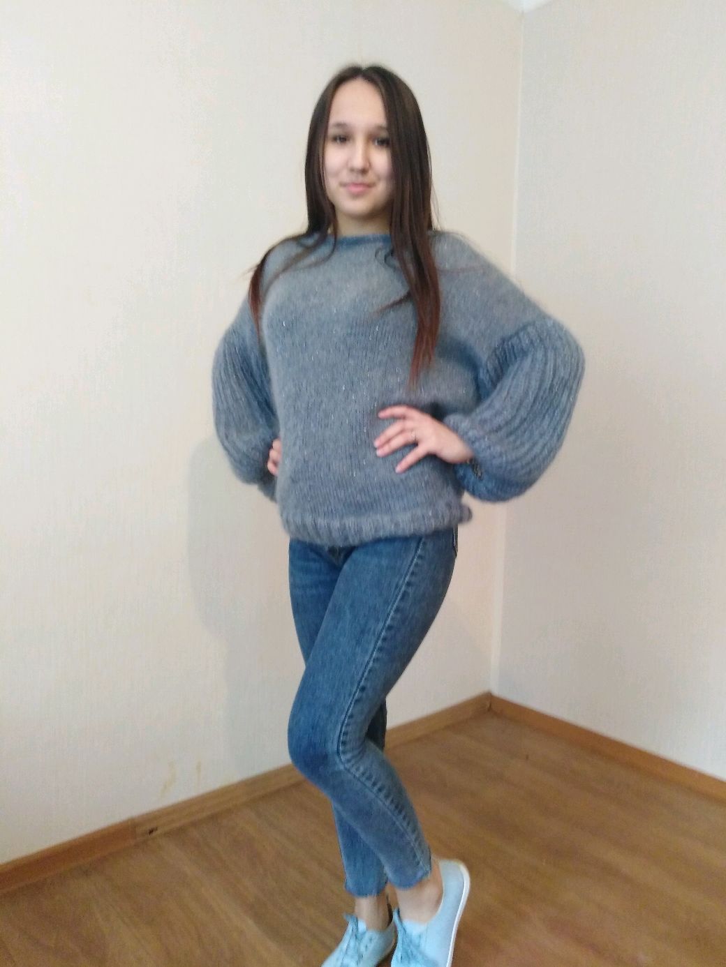 Свитер из кидмохера ручной вязки с пайтками с объемными рукавами ...