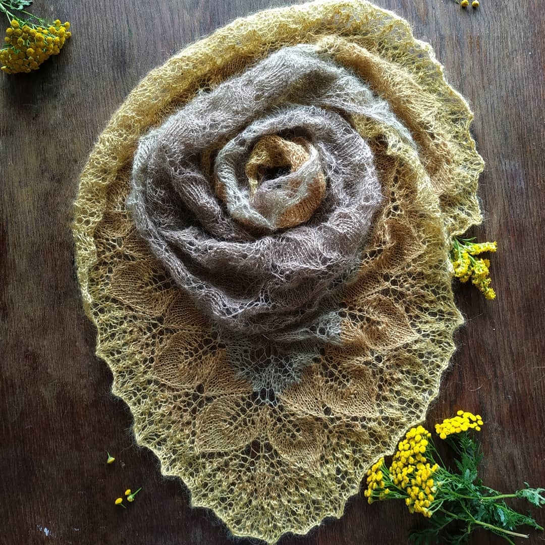 Шаль из пряжи окрашенной травами
