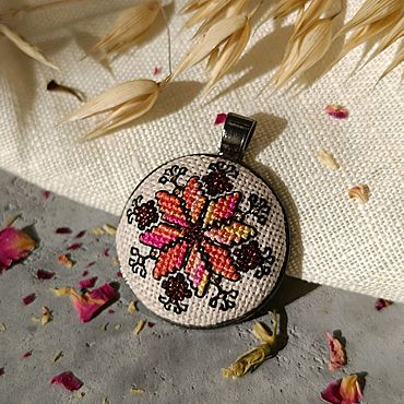 Украшения ручной работы. Ярмарка Мастеров - ручная работа Кулон с узором. Микровышивка. Handmade.