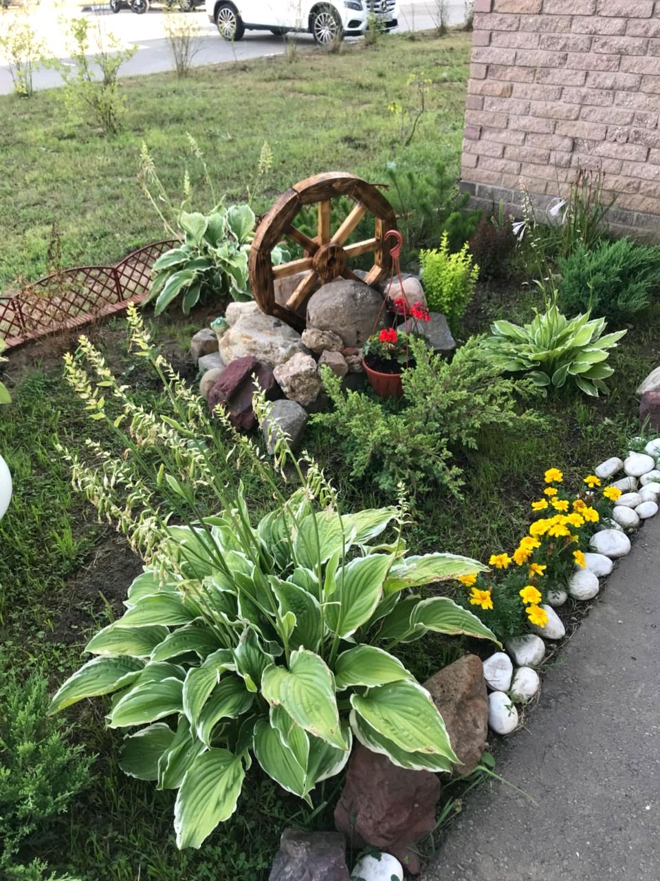 Как красиво использовать старое деревянное колесо в саду?