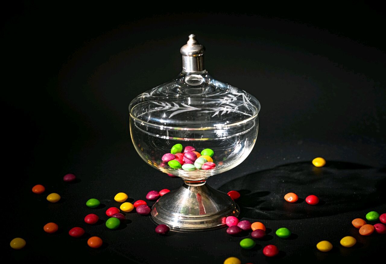 Счастье стоит высоко на полке в вазочке для конфет