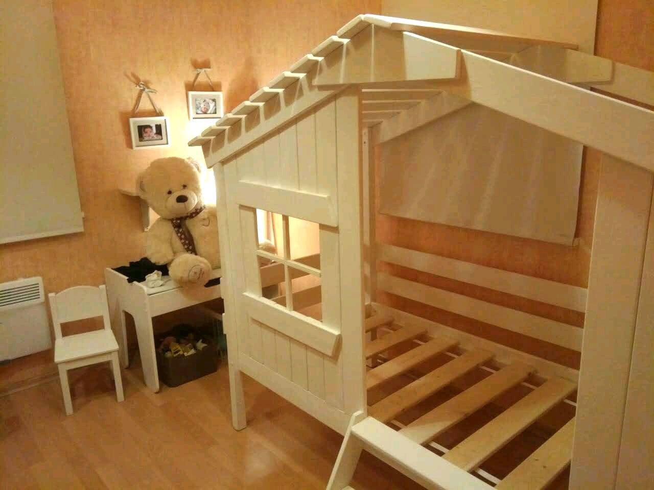 Детская кровать из дерева в виде домика