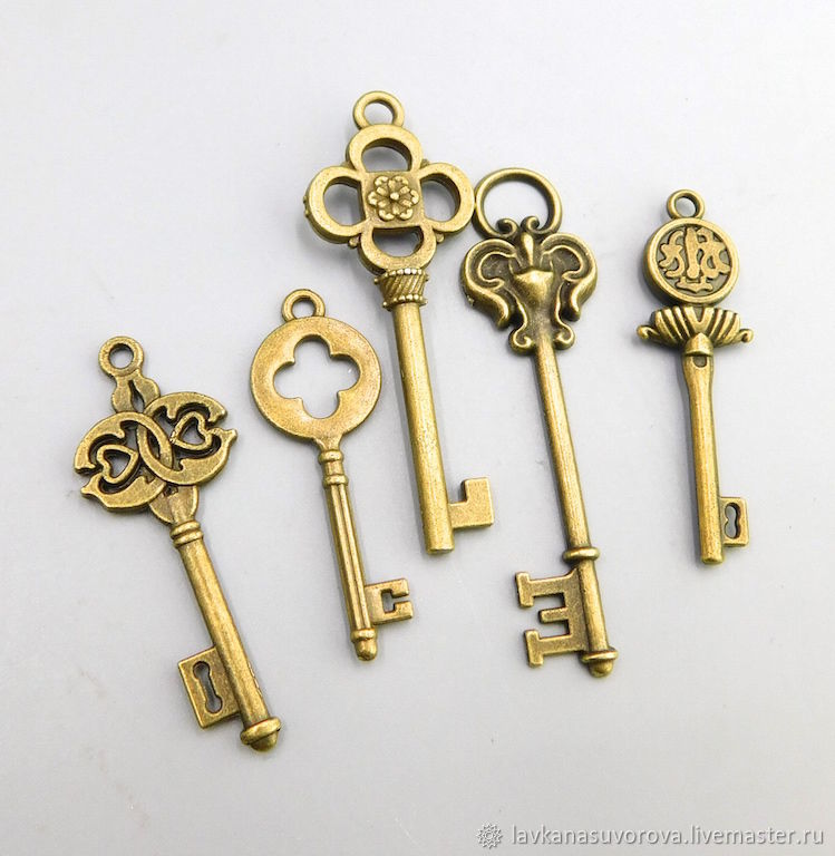 Набор декоративных ключей. Амбарный замок с ключом. Ключ. Старинный ключ. 00.