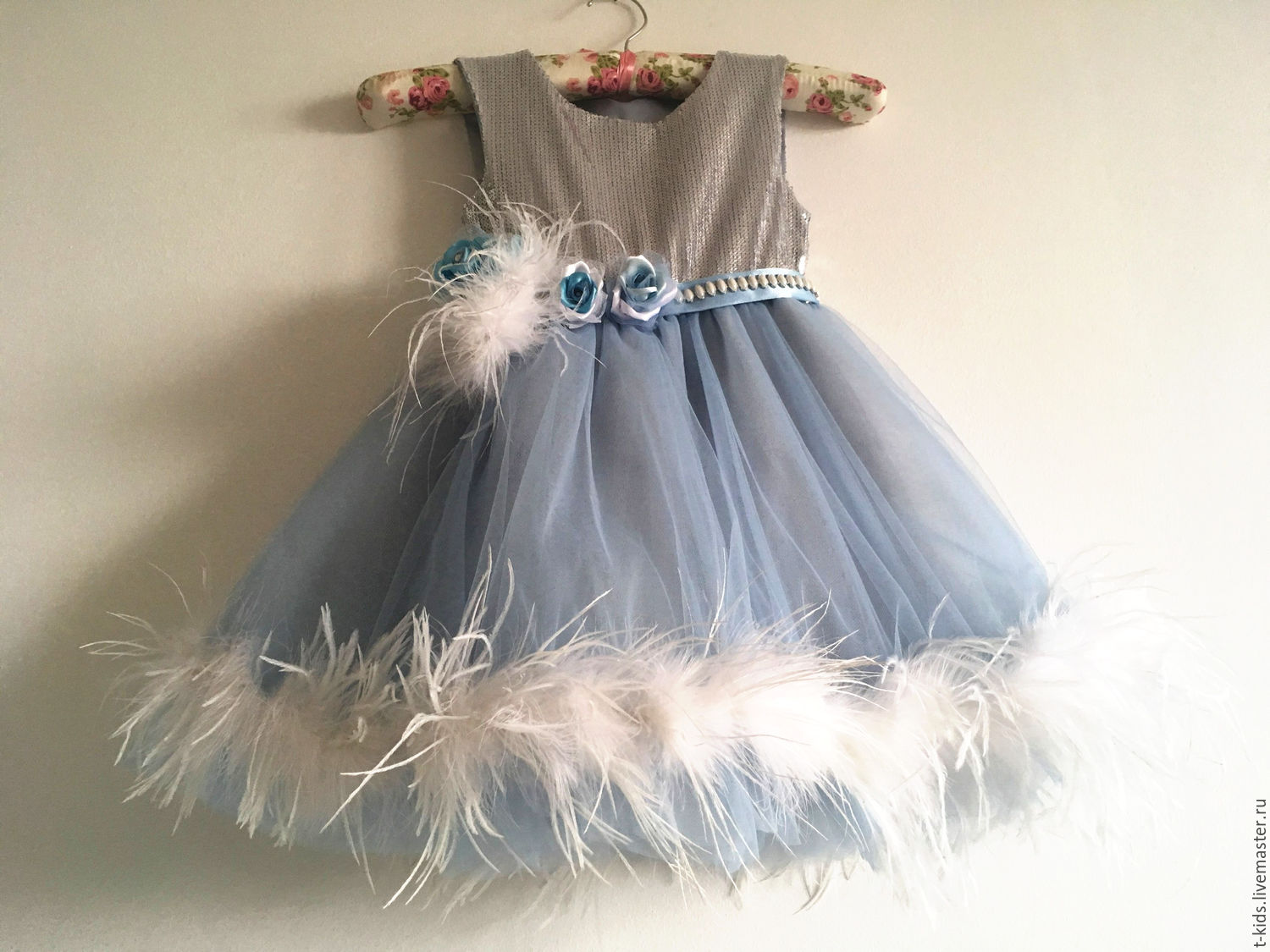 Детские платья с перьями