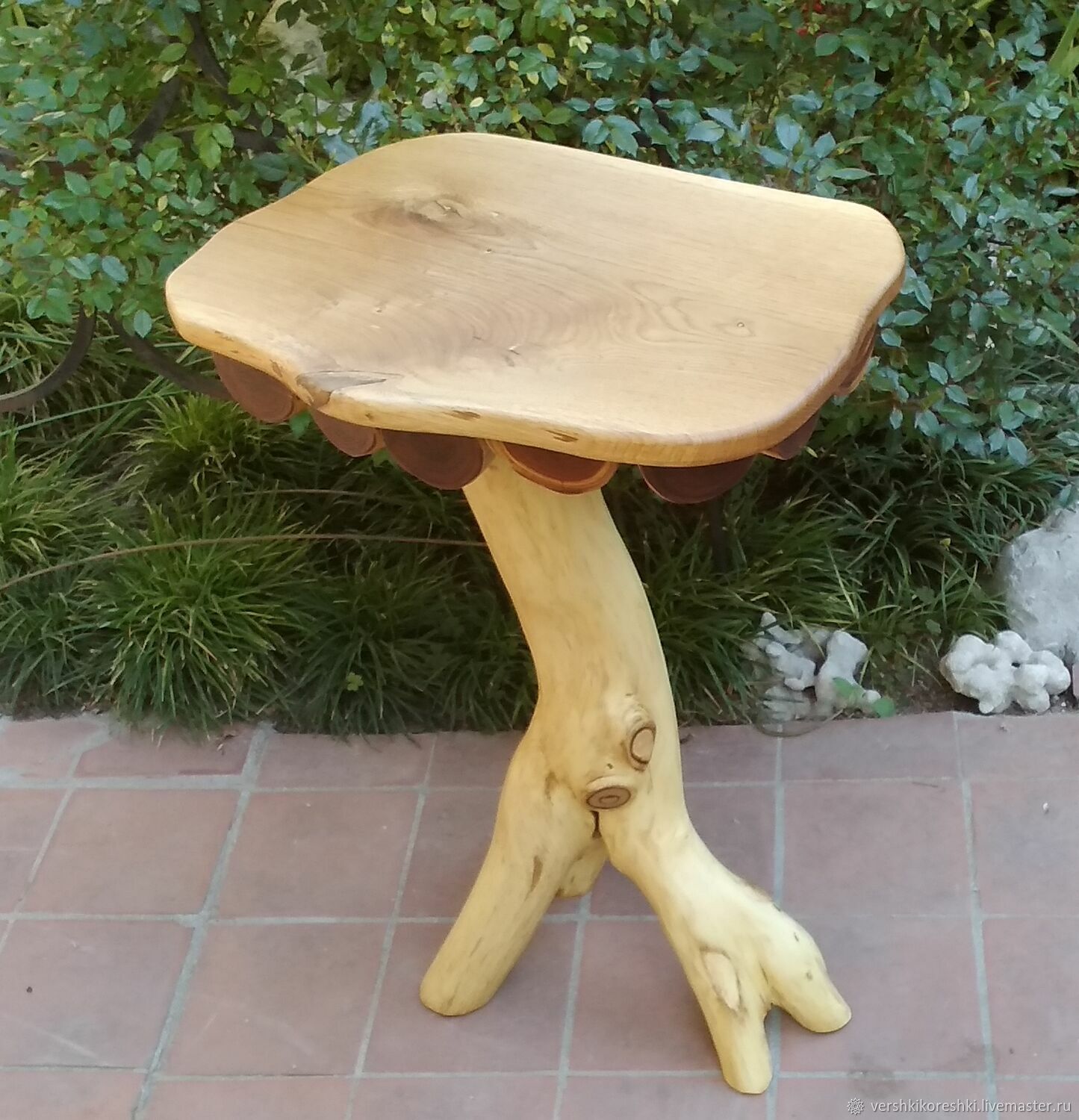 Декоративный столик из дерева