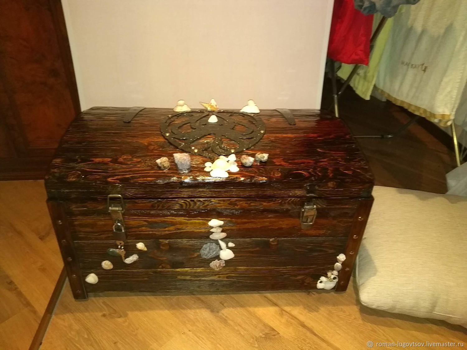 Деревянный пиратский сундук. Авито деревянные сундуки. Декоративный сундук из дерева. Антикварный сундук. Пиратский сундук из дерева.