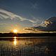 Фотография летнего заката на озере сделана в Финляндии.