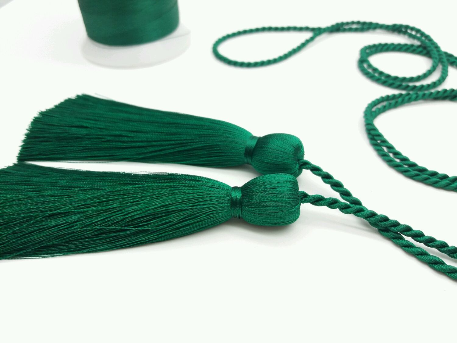 шнуры кисти. пояс шнурок с кисточкой. шнур с кистью для штор. кисточка из шнура для сумки. серьги с шелковыми кистями.