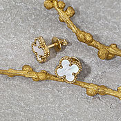 Изящные серьги-пусеты из золота с радужным перламутром и бриллиантами
