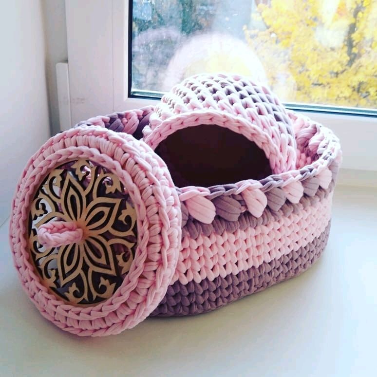 Корзина вязаная крючком с деревянным дном. Корзины из трикотажной пряжи. Корзинки из трикотажной пряжи. Вязаные корзинки из трикотажной пряжи. Вязание крючком корзинки.