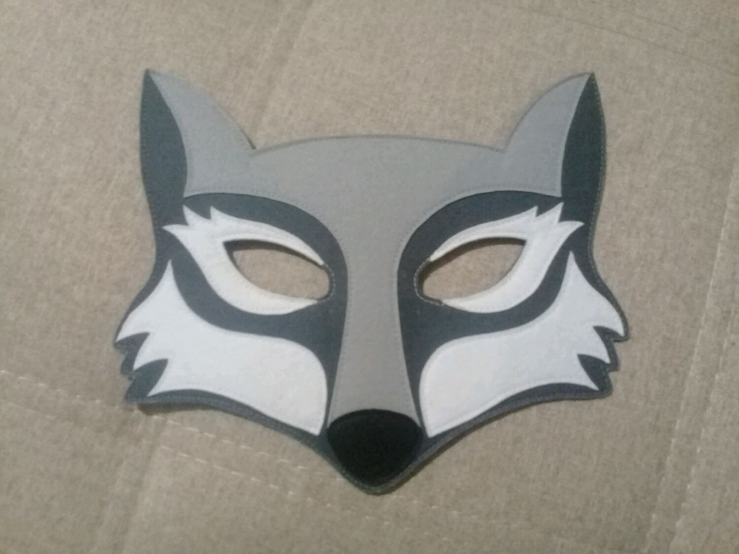 Маска волка из бумаги. Маска волк. Карнавальная маска "волк". Бумажная маска волка. Маскарадная маска волка.
