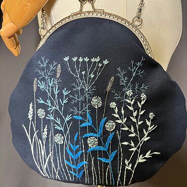 Сумки ручной работы. Ярмарка Мастеров - ручная работа Синяя сумка из хлопка на фермуаре с ручной вышивкой «Полевые травы». Handmade.