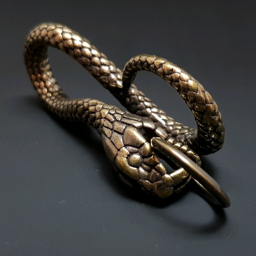 А01 Брелок на ремень в виде змеи. Материал латунь