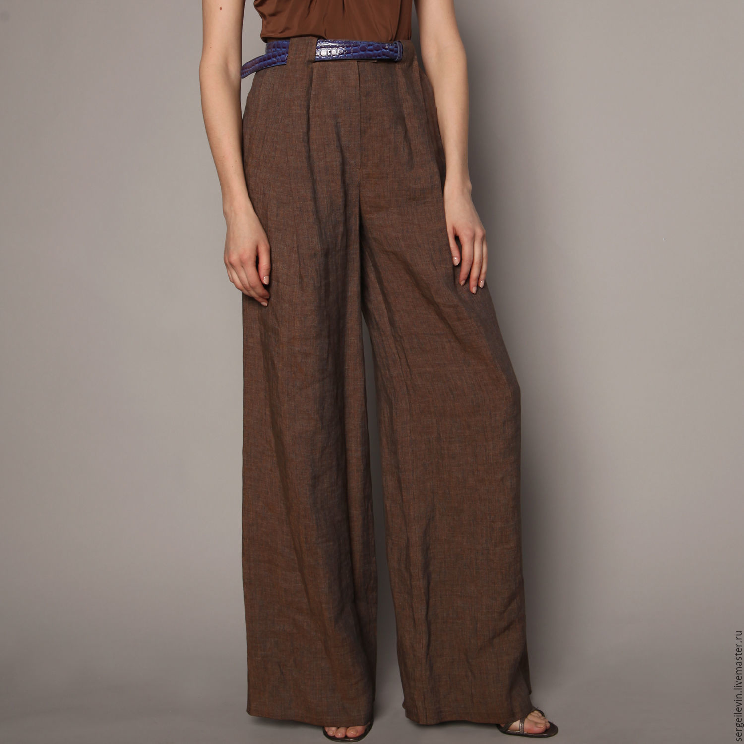 Wide leg trousers with folds turning 