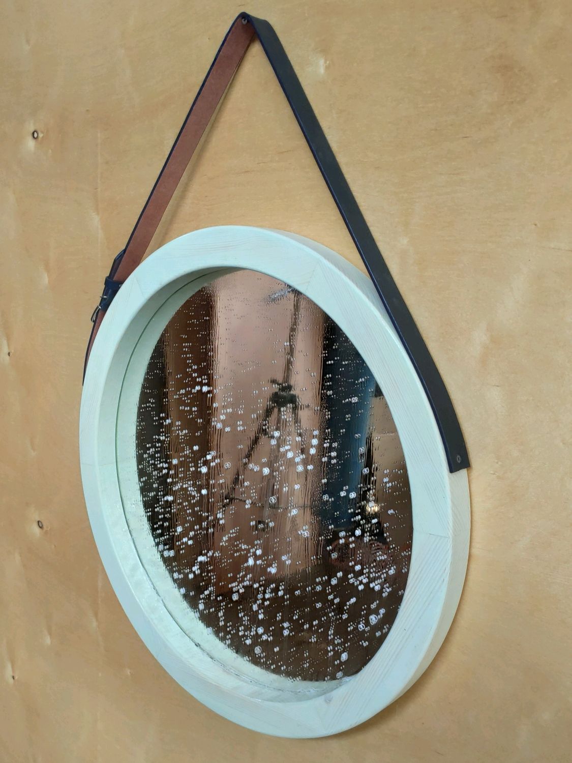 Круглое зеркало на ремне в ванной в интерьере