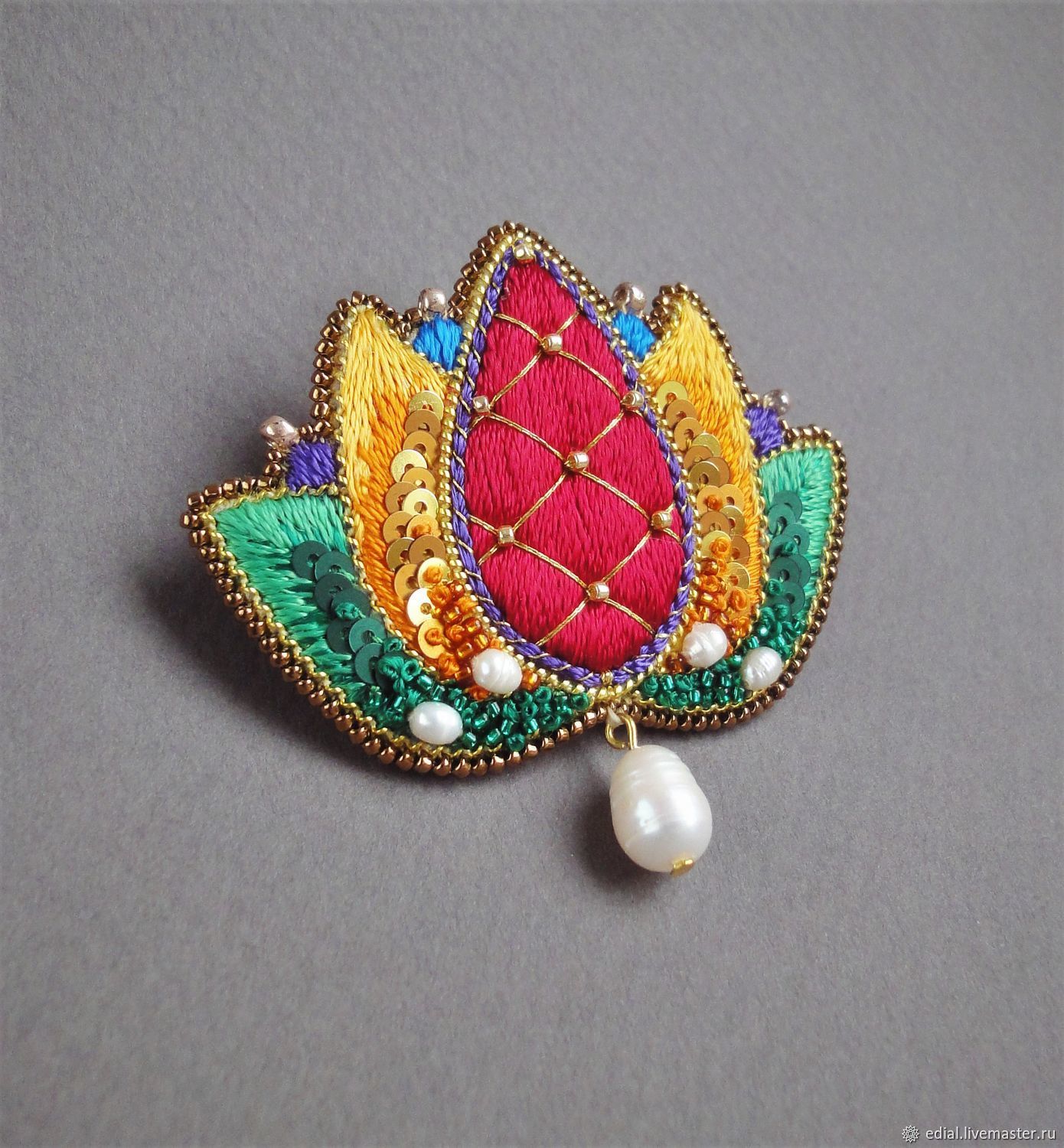 обшивка края броши пайетками. край броши пайетками. край броши пайетками. брошки из пайеток и бисера. брошь лотос бисер.