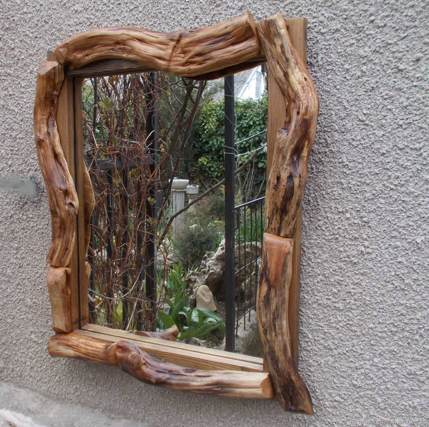 Зеркало в деревянной раме