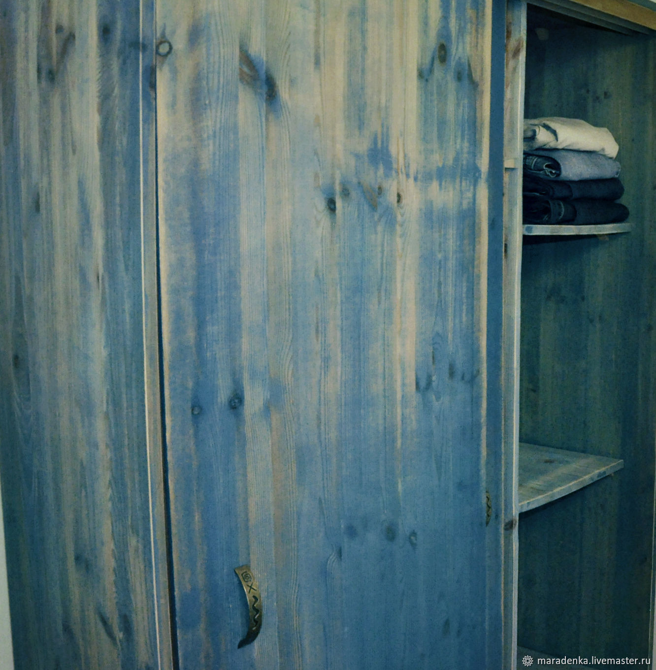 Деревянный шкаф лофт