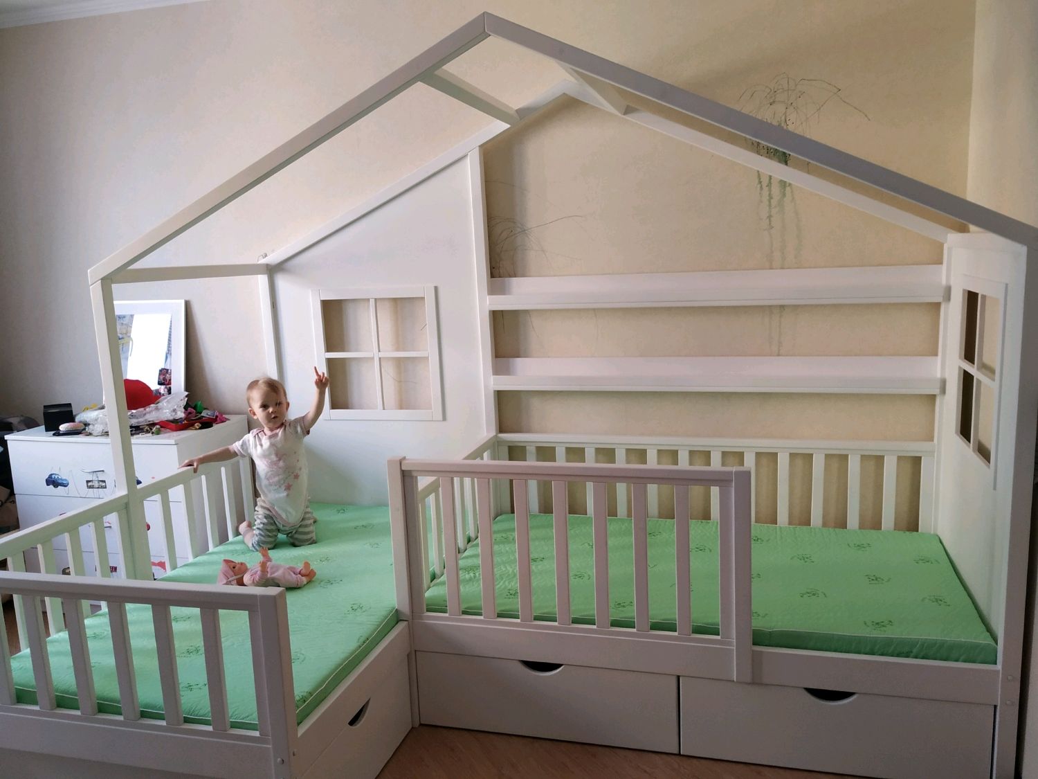 Угловая кровать домик для двоих детей