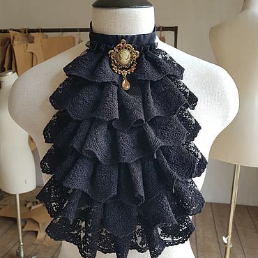 крупный план кружевного воротника жабо