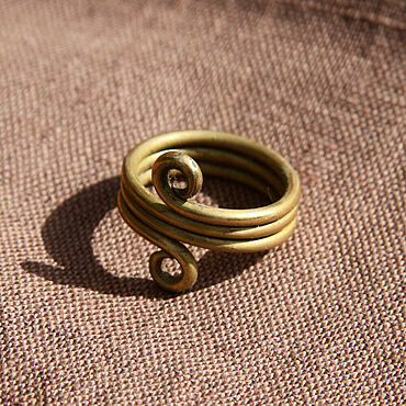 Тонкое золотое кольцо-проволока с изумрудом