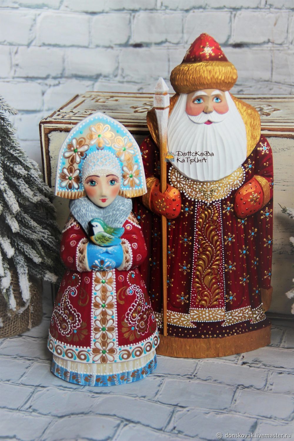 Красный русский дед мороз делает приветствие машет рукой | Премиум векторы