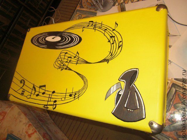 Жёлтый чемодан "Щастье есть!"