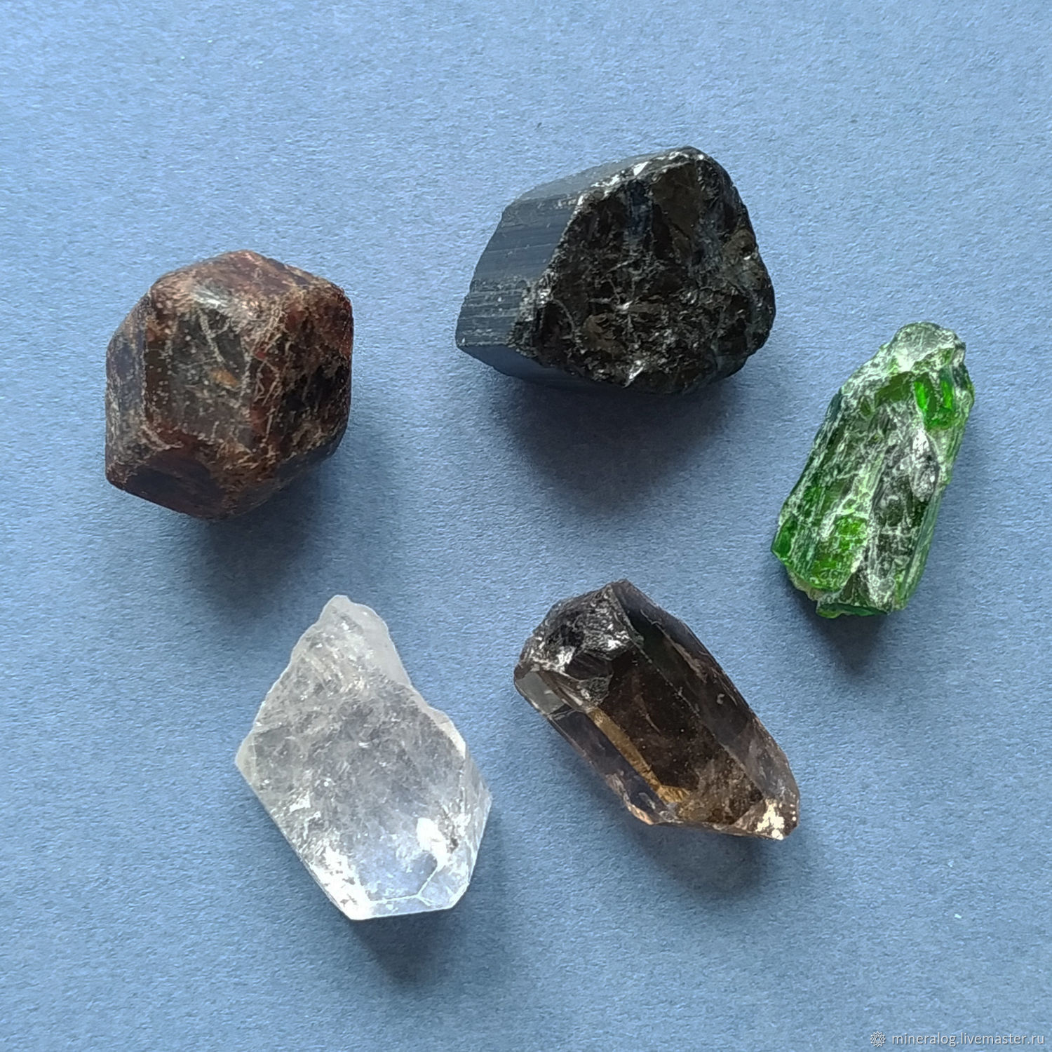 Природные камни россии. Натуральные минералы. Минералы камни. Природный минеральный камень. Кристаллы из натуральных камней.
