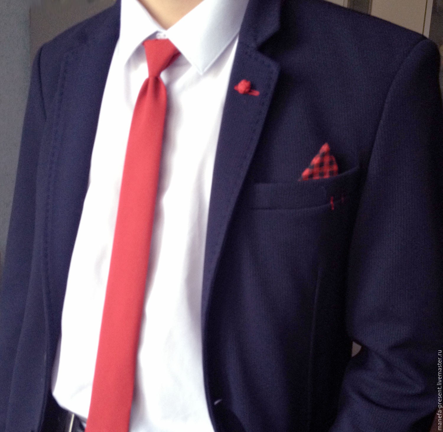 Мужской костюм с красным галстуком
