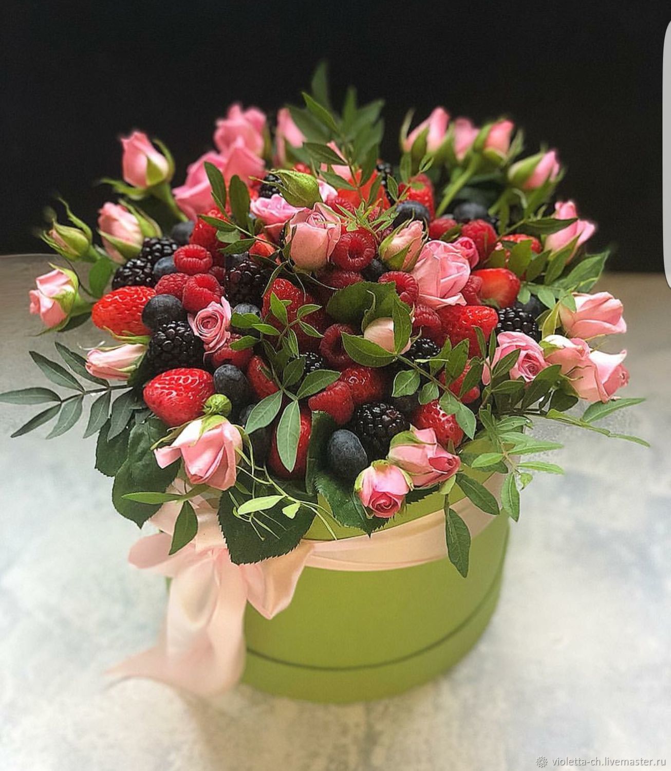 Букет цветов с ягодами