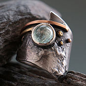 Крупный перстень в средневековом стиле. Серебро, серый камень(кианит)