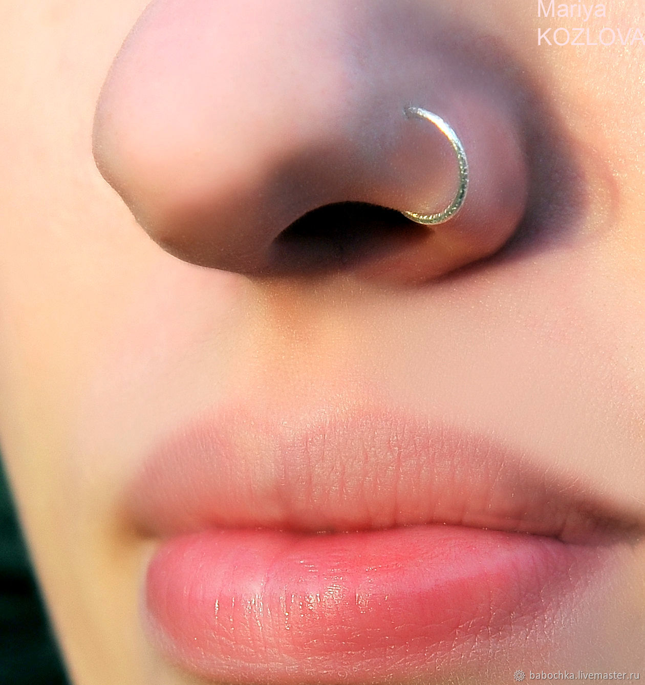 Пирсинг носа с кольцом