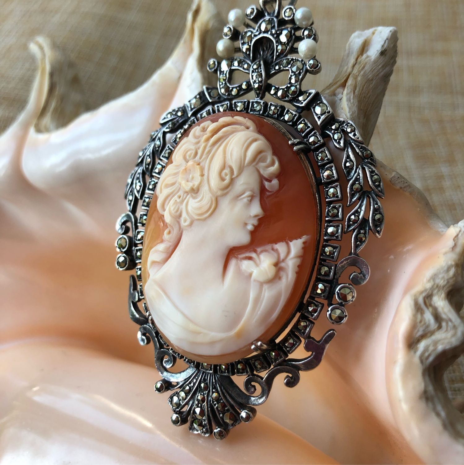 Antique Cameo Lamont