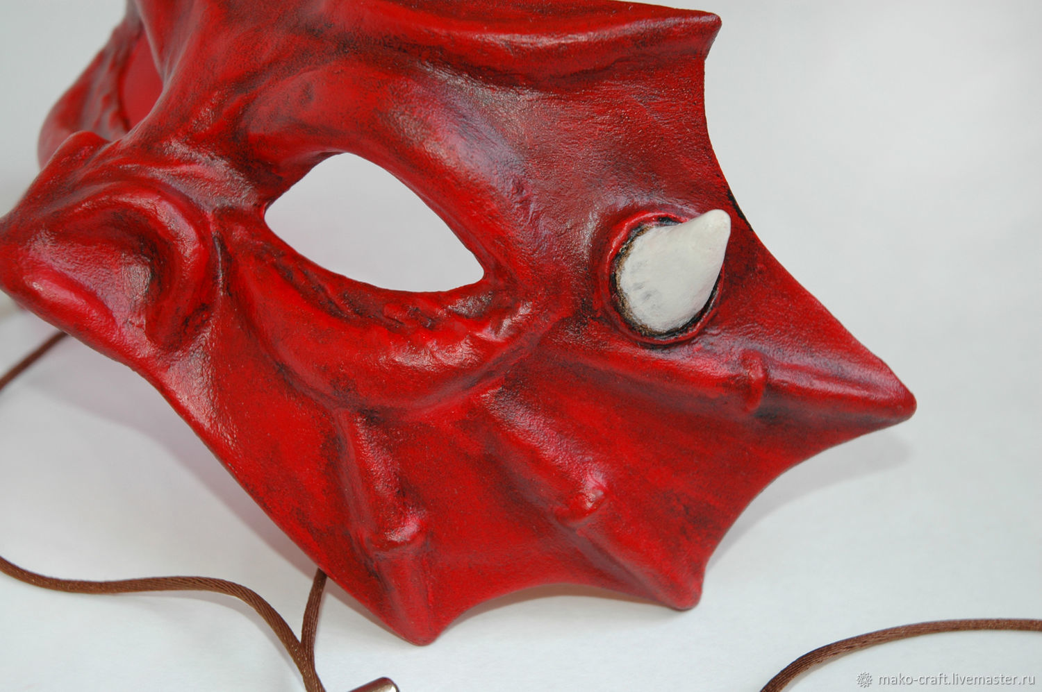 Купить красные маски. Карнавальная маска красная. Маска Матрикс красная. Красная маска на морду. Маски для детей карнавальные дракона.