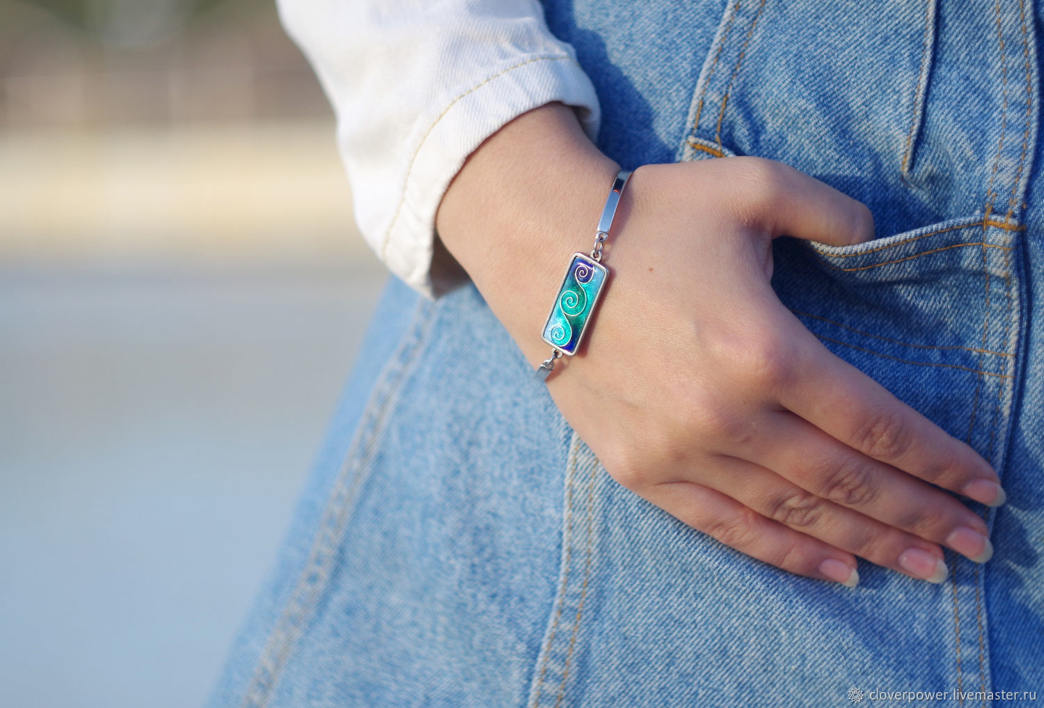 Мужские украшения из бирюзы. Браслет голубой. Мужской браслет из бирюзы. Что означает синий браслет. Браслет на руку синий.
