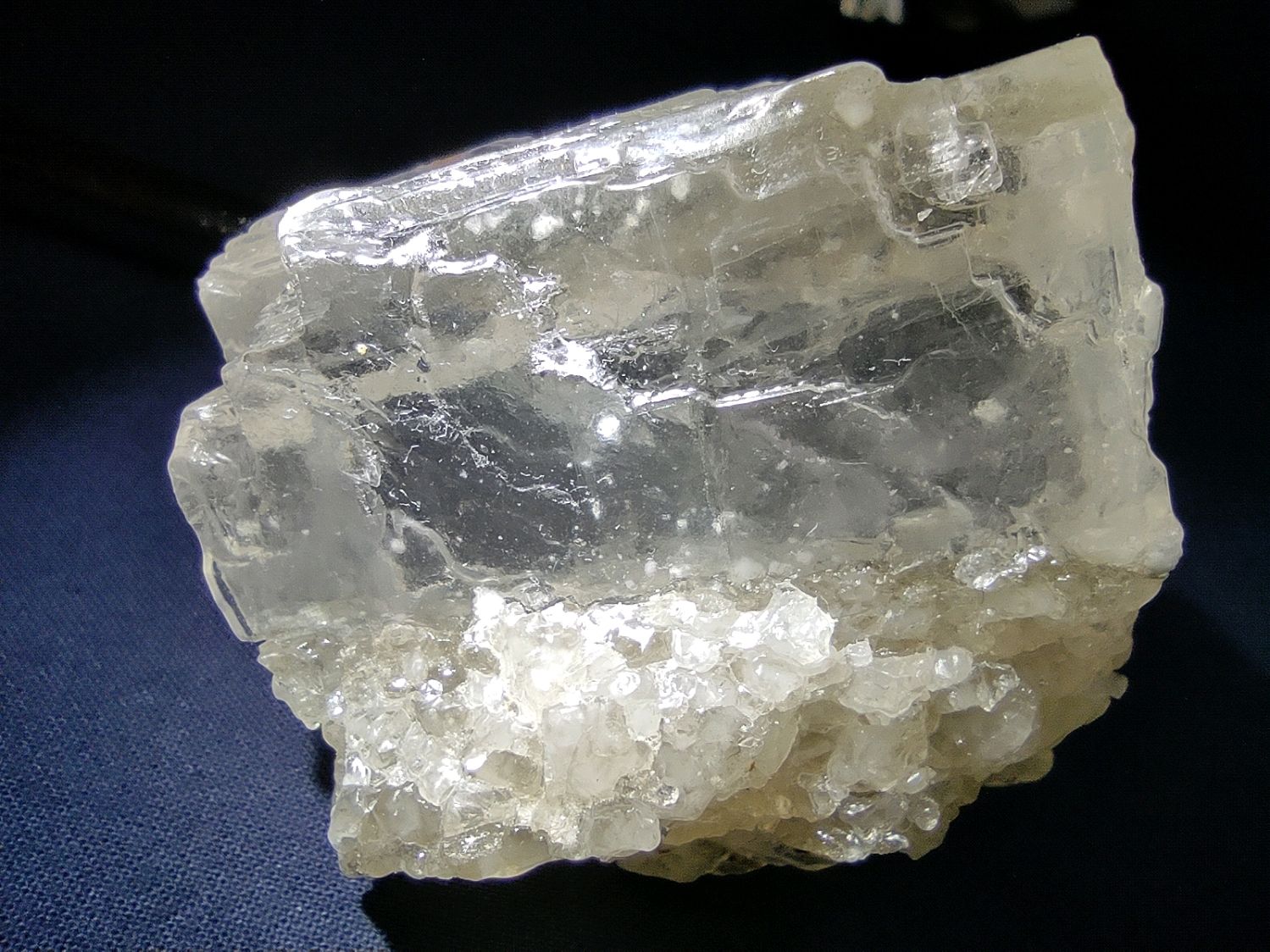 Минерал каменная соль. Галит минерал. Галит метаморфический. Каменная соль минерал. Галит минерал необработанный.