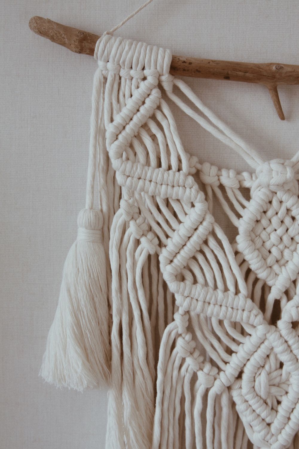 Ткани альберты ферретти. Yarnart macrame cotton spectrum сумки. Хлопковое макраме. Жаккард 3d alberta ferretti розовые цветы. Кружевная хлопковая ткань макраме.